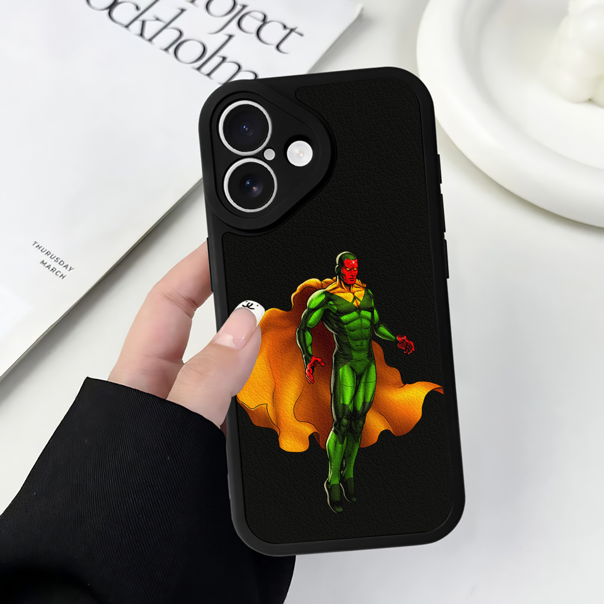 （画像用） アベンジャーズ The Avengers 【iPhone 16シリーズ対応】シリコンスマホケース（レザー調） 材質：シリコン